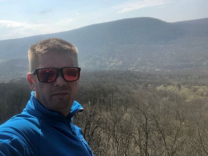 Zdjęcie z Gergő Pavlik wzdłuż trasy