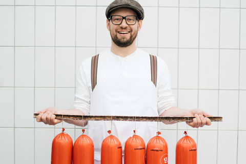 Robert Buchberger mit Wurst