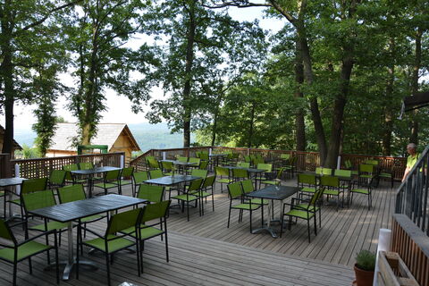 schattige Terrasse des Turmcafés