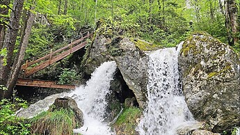 Myrafälle und Pfad auf den Hausstein