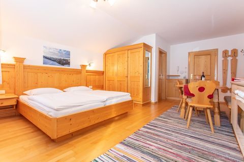 Zimmer mit Küchenblock