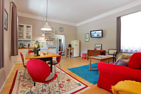 Wohnzimmer und Küche im Apartment Himmelstreppe