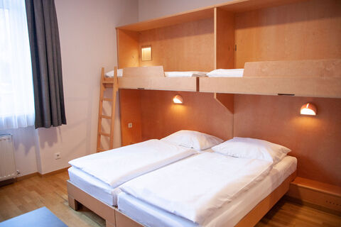 Klappbetten und Doppelbett im Familienzimmer FF4 im JUFA Hotel K