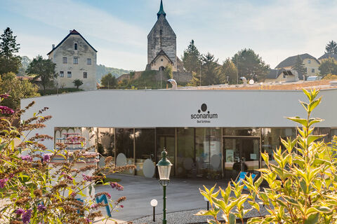 Wehrkirche mit Sconarium im Vordergrund