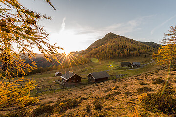 Der Herbst färbt die Berge
