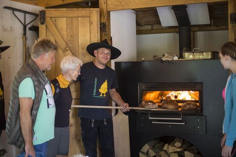 Brot backen am Kohlenmeiler Hirschberg