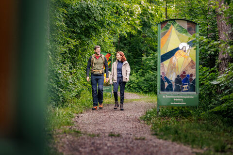 Gläserner Kreuzweg mit Ulrichskirche und Kraftpunkt Frieden