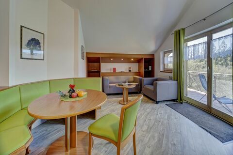Wohnzimmer mit Essbereich in der Suite