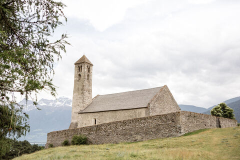 St. Veit Kirche und archäologische Grabungsstätte