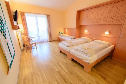 Doppelbett im Familienzimmer medium plus im JUFA Hotel Knappenbe