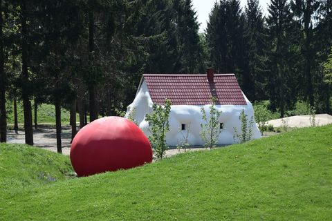 Erwin Wurm, "Fat House", 2003, Österreichischer Skulpturenpark