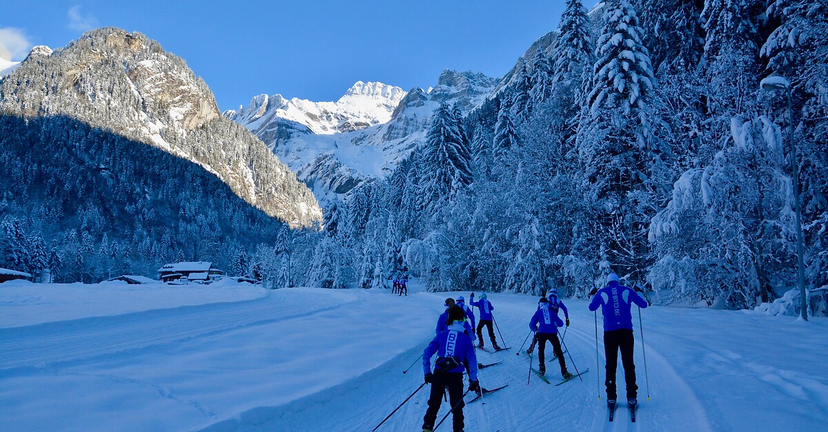Skieurs de fond sur la piste des Plans-sur-Bex dans un paysage enneigé au pied du Muveran
