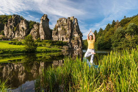 Yoga vor den Externsteinen in Bad Meinberg