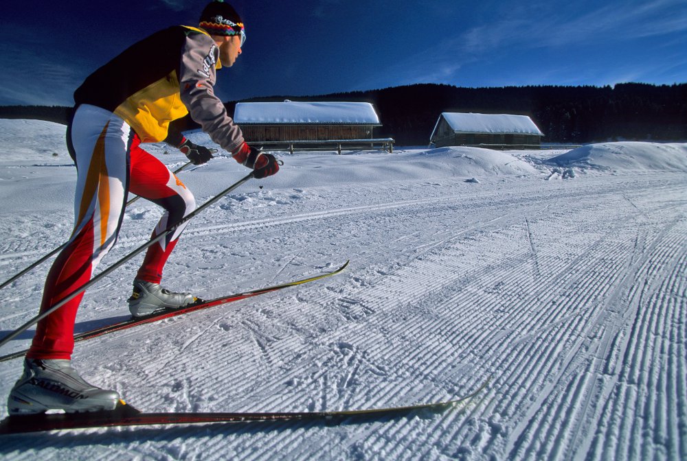 Лыжи гонки видео. Лыжные гонки. Гоночные лыжи. Беговые лыжники на старте. Лыжник картинка.