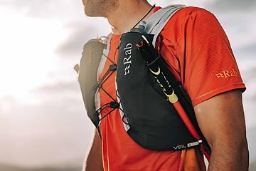 Leicht und ausgesprochen atmungsaktiv.