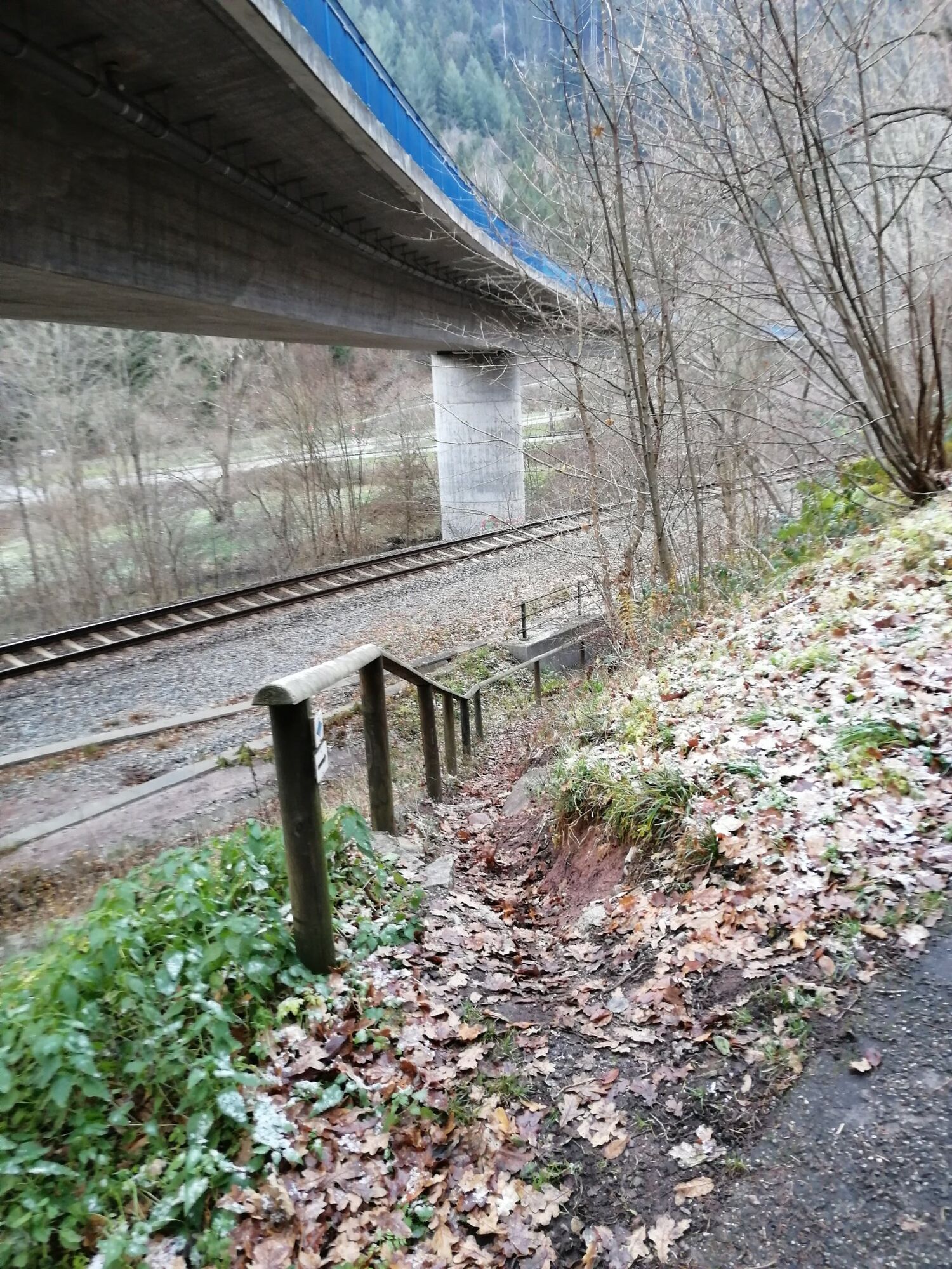 An der Bahnschiene entlang am Ruine Waldeck-Trail