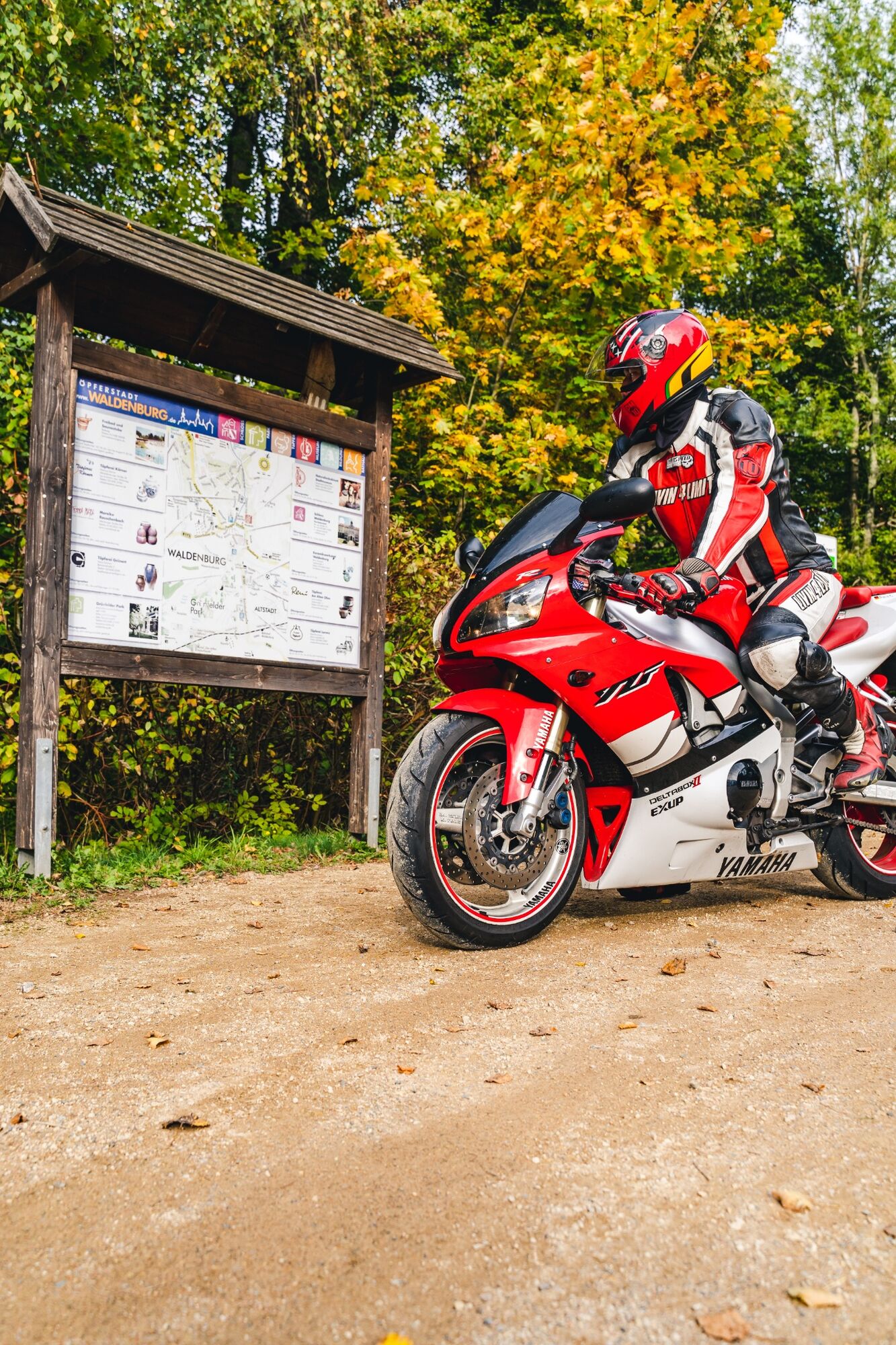 Motorrad vor Wanderbeschilderung
