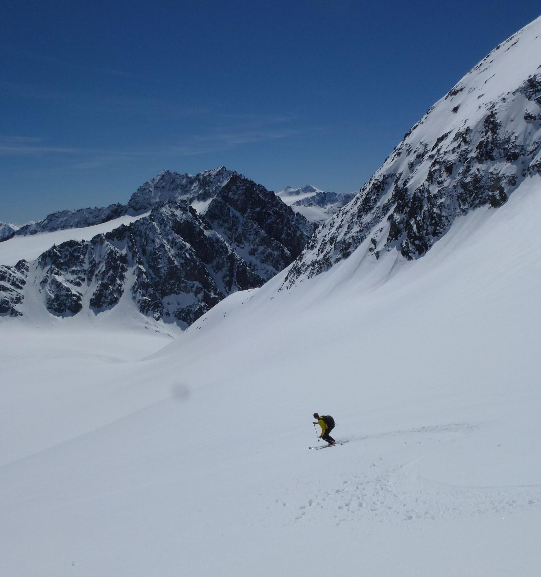 Am Schwarzenbergferner legt sich der Hang rasch zurück