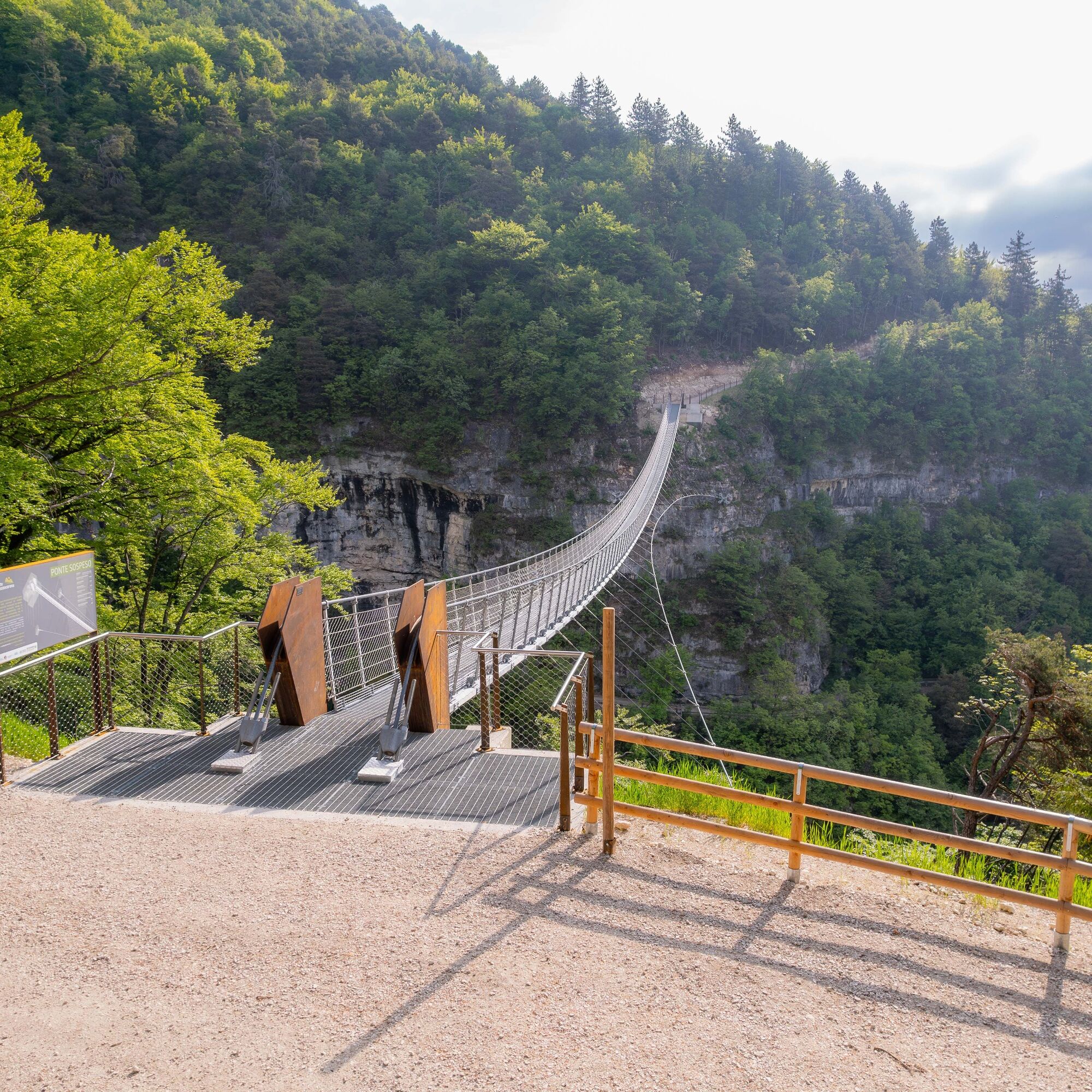 Rundwanderung auf dem Monte di Mezzocorona Skywalk und Hängebrücke