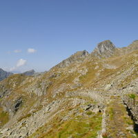 den Steigspuren und den Steinmännern folge ich zum Knappenkarsee