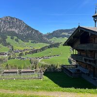 Hof Ausblick Mittlerer Höhenweg im Frühling