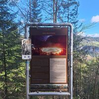 Infotafeln und Audioguide am Bahnwanderweg