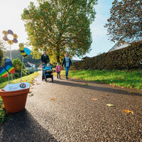 Familie auf dem Erlebnispfad Mara Marienkäfer