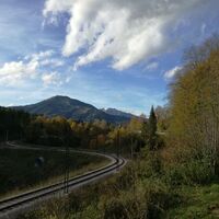 Promenadenweg - Blick auf Gemeindealpe und Ötscher und die Gleise der Museumstramway