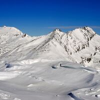 Im Hintergrund links, die Höchste Wetterstation Österreichs am Sonnblick.