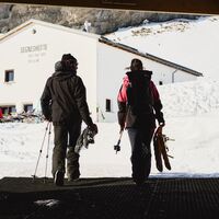 Nach der Fahrt mit der Bergbahn geht's sogleich auf die Schneeschuhe.