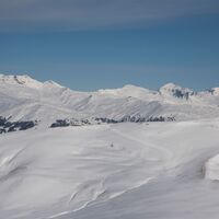 Aussicht vom Gipfel zum Piz Sezner und weiter hinten u.A. zum Crap Sogn Gion.