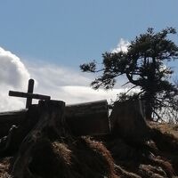 Und da ist es. Altehrwürdiges Gipfelkreuz. Altes Holz, mit altem Gipfelbuch Kasterl.