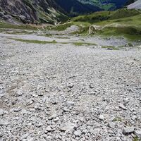 Schotterrisse zum Wanderweg