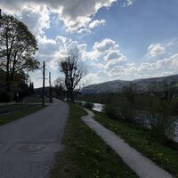 Am Ufer der Schwarza eingelangt, auf schmalem Uferweg neben Höllentalbahn und Radlweg weiter Richtung Schloss Reichenau