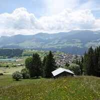 Sicht ins Dorf Brigels und den See