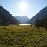 Talauswärts schimmert der Riesachsee im Sonnenlicht
