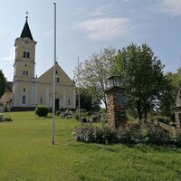 Blick auf die Pfarrkirche Tieschen