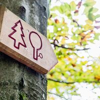Der Rundweg ist mit einem Holzschild gekennzeichnet