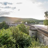 Der Wanderweg Wasserlandroute führt über die Urftstaumauer