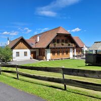 Almheuriger Bratlalm_außen_Oststeiermark