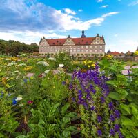 Blumenpracht im Garten von Schloss Weikersheim