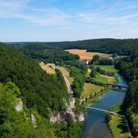 Blick vom Teufelslochfelsen auf die Donau, zu Mühle und Ruine Dietfurt