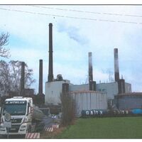 Ansicht des Kraftwerks von der Kanalstraße aus gesehen. Die vier Schornsteine der Kesselhäuser A und B, sowie in der Mitte der 150m hohe Schornstein des 70MW Blocks. Im rechten Bildvordergrund die Tanks der Ölanlage. Der rechte höhere Teil des Kraftw