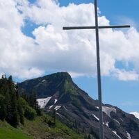 Gipfelkreuz des Hohen Freschen mit Kreuz der Binnelalpe