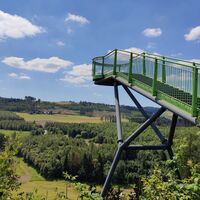 Die Aussichtsplattform am Ortsrand von Pottiga mit dem Skywalk