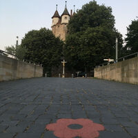 Wegmarkierung: Rote Blume