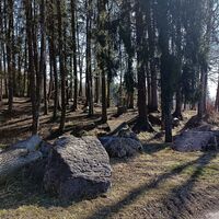 Lagerplatz mit Findlingen