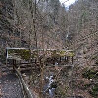 Holzbrücke über den Bach