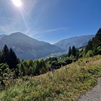 Ein Blick zurück auf Berggipfel der Kreuzeck- und Sadniggruppe.