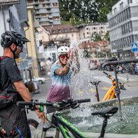 Abkühlung am Stadtbrunnen von Ilanz